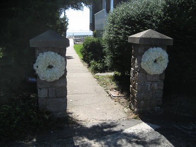 rp_club-entrance-wreaths.jpg